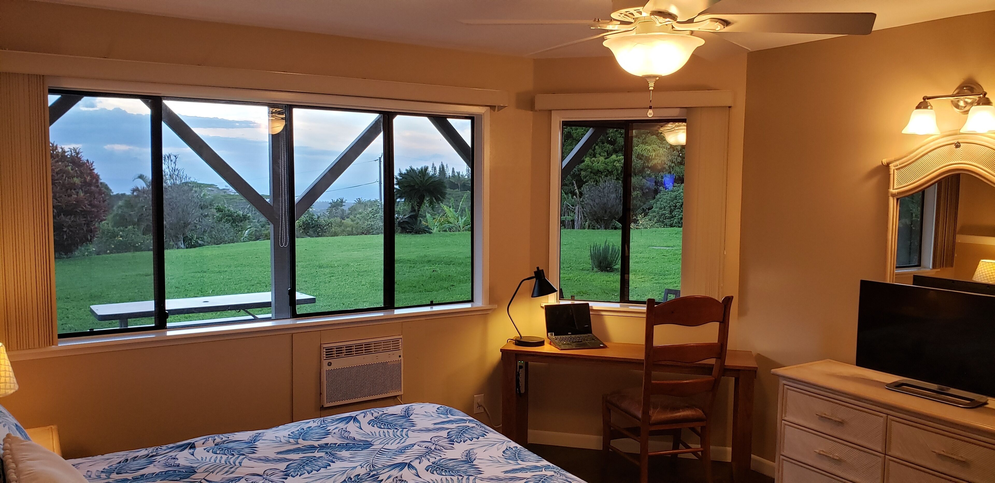 Cute, Private & Tranquil Hideaway, Ocean Views. Near Hana Hwy. A/C in Haiku, United States