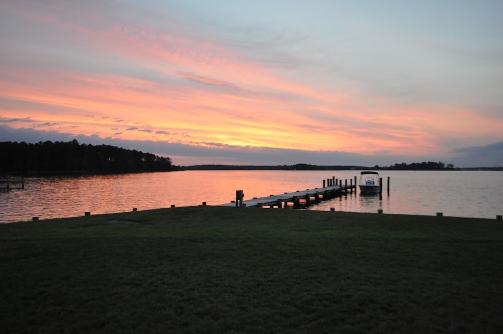 Weddings/Reunions/Corp & Private Retreats 22 Acre Chesapeake Waterfront Estate