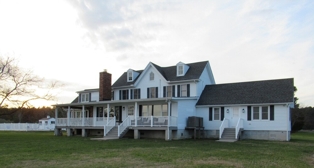 Weddings/Reunions/Corp & Private Retreats 22 Acre Chesapeake Waterfront Estate