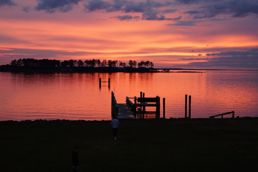 Weddings/Reunions/Corp & Private Retreats 22 Acre Chesapeake Waterfront Estate