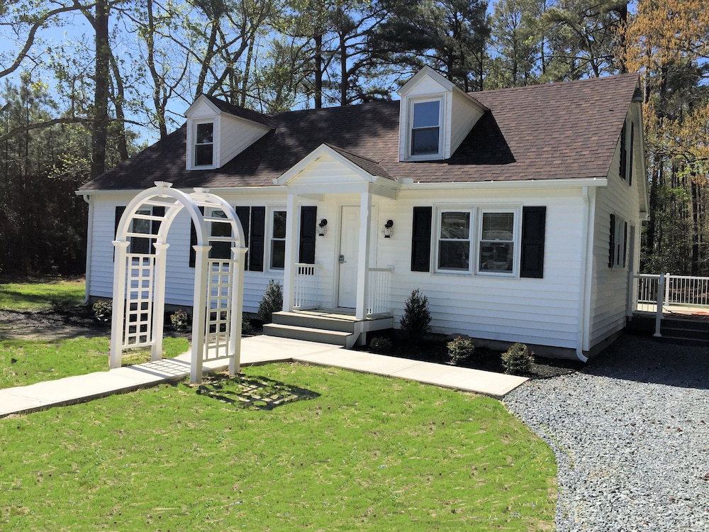 Weddings/Reunions/Corp & Private Retreats 22 Acre Chesapeake Waterfront Estate