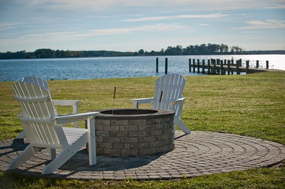 Weddings/Reunions/Corp & Private Retreats 22 Acre Chesapeake Waterfront Estate