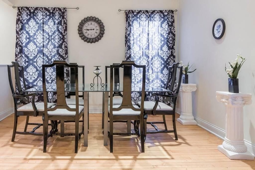 Walk To Wrigley In Class Private Home Perfect Location Super