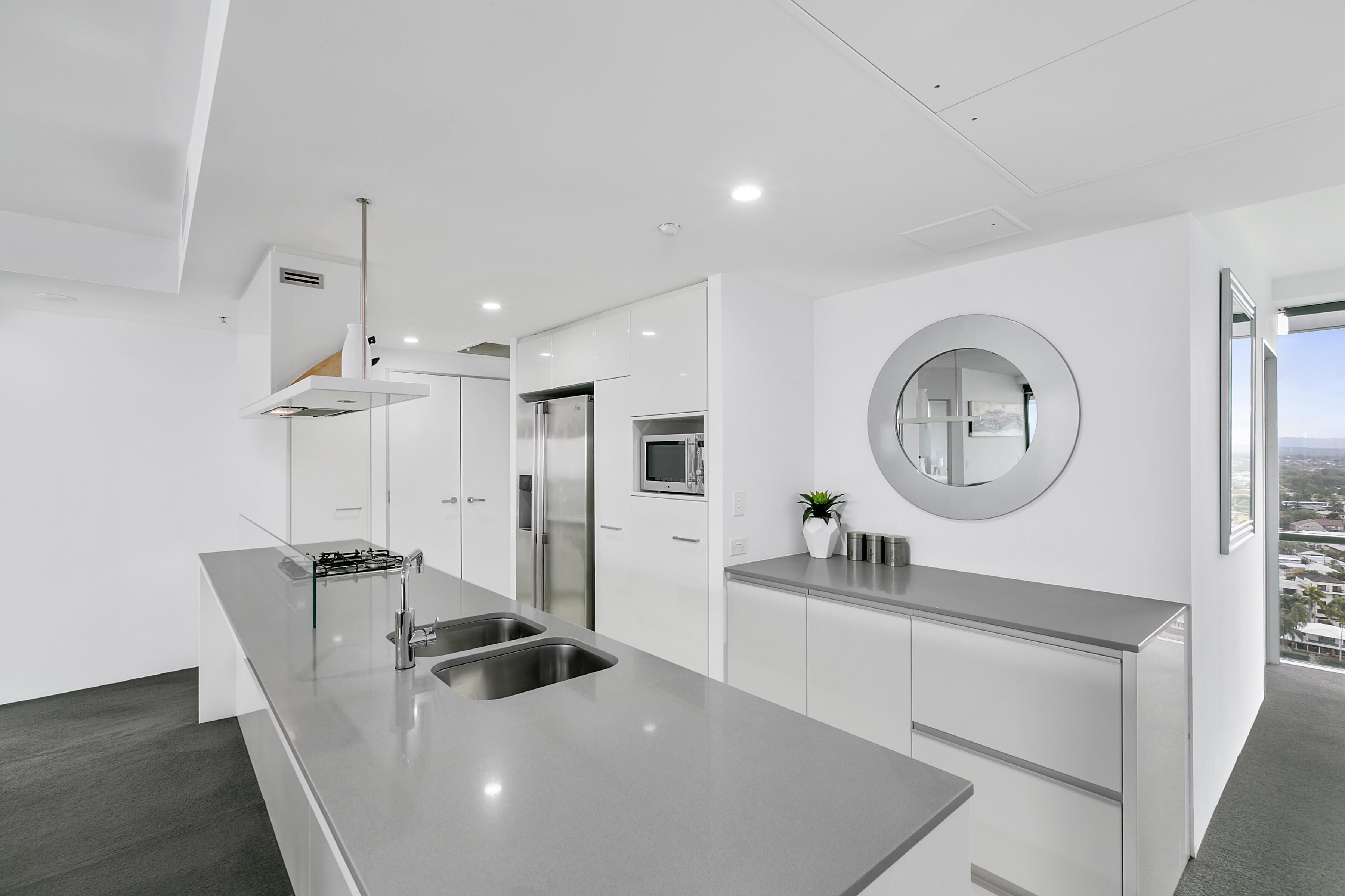 Circle on Cavill 3 Bedroom Ocean View We Accommodate