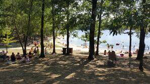 Espreguiçadeiras, toalhas de praia