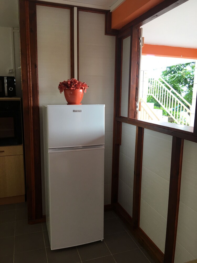 PRETTY VILLA, ALL COMFORT, in exotic wood, NEAR BEACH and PRIVATE