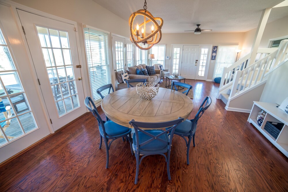 SOUTHERN SUNSHINE!! BEACH VIEWS AND STEPS TO THE SAND SHORT GOLF CART RIDE TO THE POOL