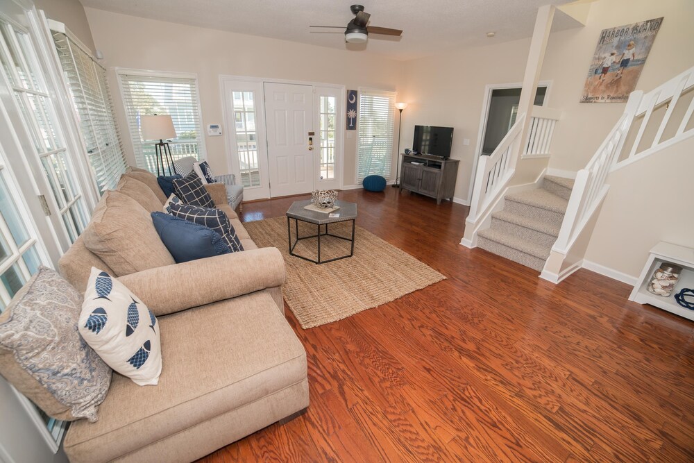 SOUTHERN SUNSHINE!! BEACH VIEWS AND STEPS TO THE SAND SHORT GOLF CART RIDE TO THE POOL