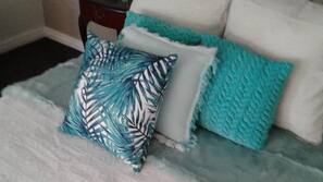 Iron/ironing board, Internet, linens