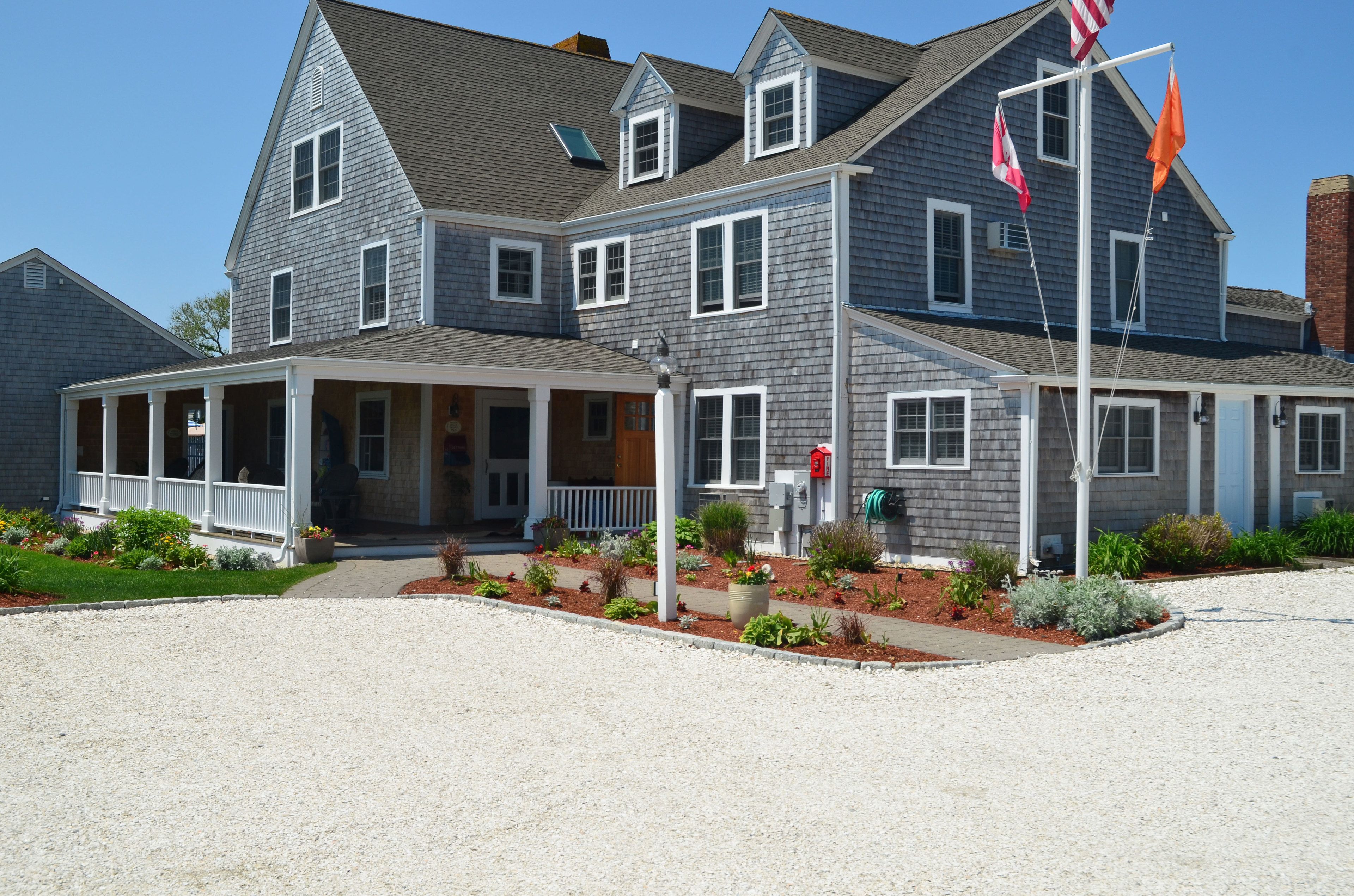 Beach Breeze Inn In Falmouth Ma Expedia