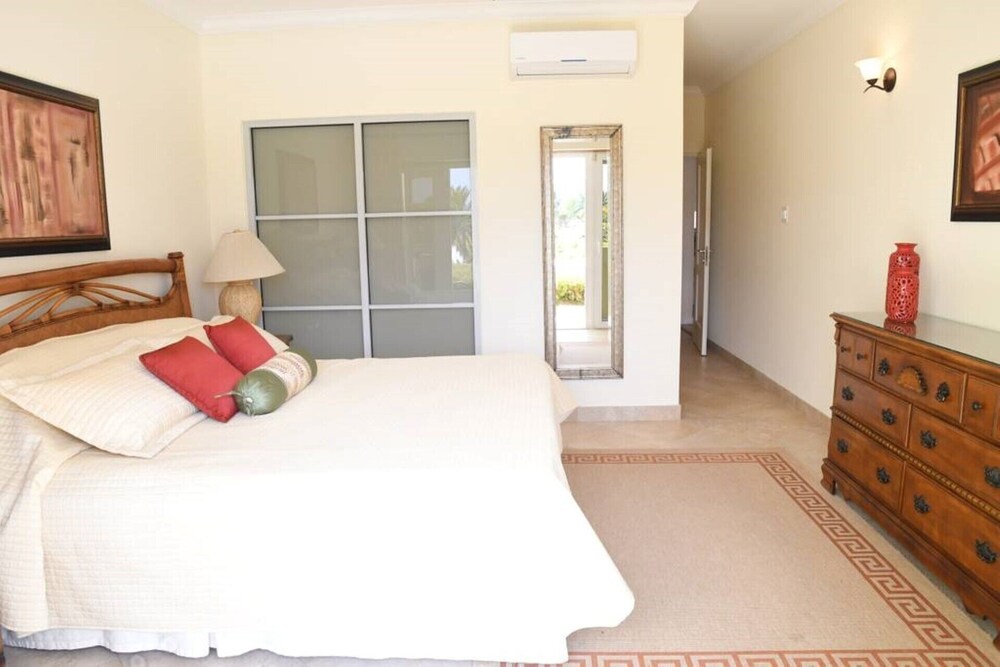 Spacious Two Bedroom Condo On Golf Course In Durants Hotel