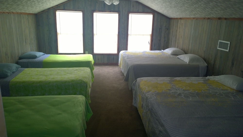 Perfect "WATERFRONT" Get Away To Create Wonderful Memories on Lake Sam