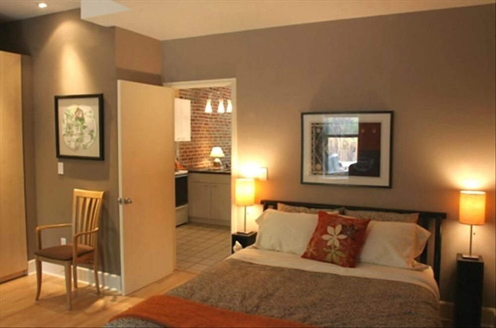 Apt. in Quiet Historic Neighborhood. 5 min. walk to shops, restaurants and bars Denver Vrbo