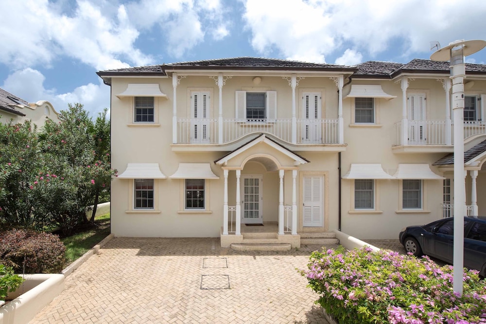 Mullins Breeze, 3 Bed, Charming Townhouse Short Walk to Beach. Battaleys Mews in Mullins, Barbados