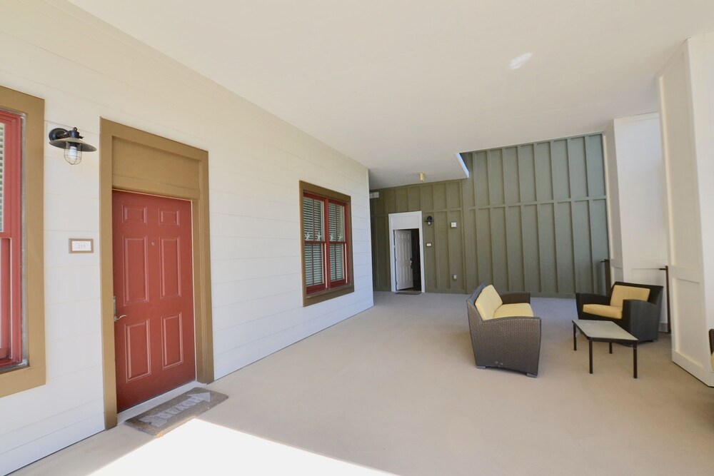 Luxury 2 BR, 2.5 Bath condo in Redfish Village/C.Pool/Walk to beach