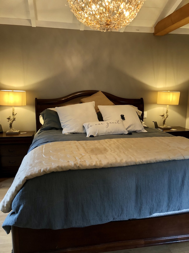 Beautiful Downtown Carmel”Marley Cottage” 2bd/2ba+Den+Hot Tub Great