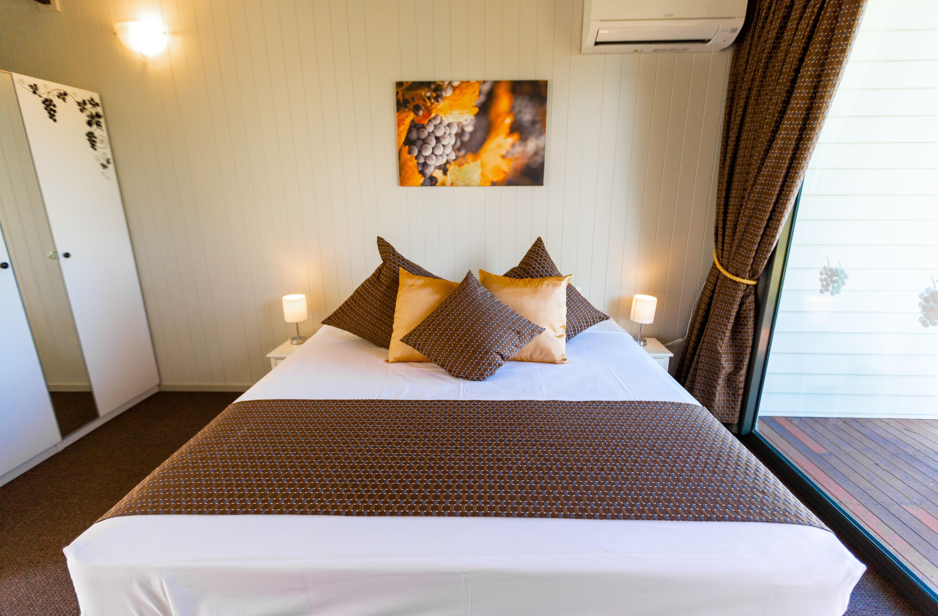 Luxurious B&B and Winery 40 mins from Brisbane CBD, near Narangba train station.