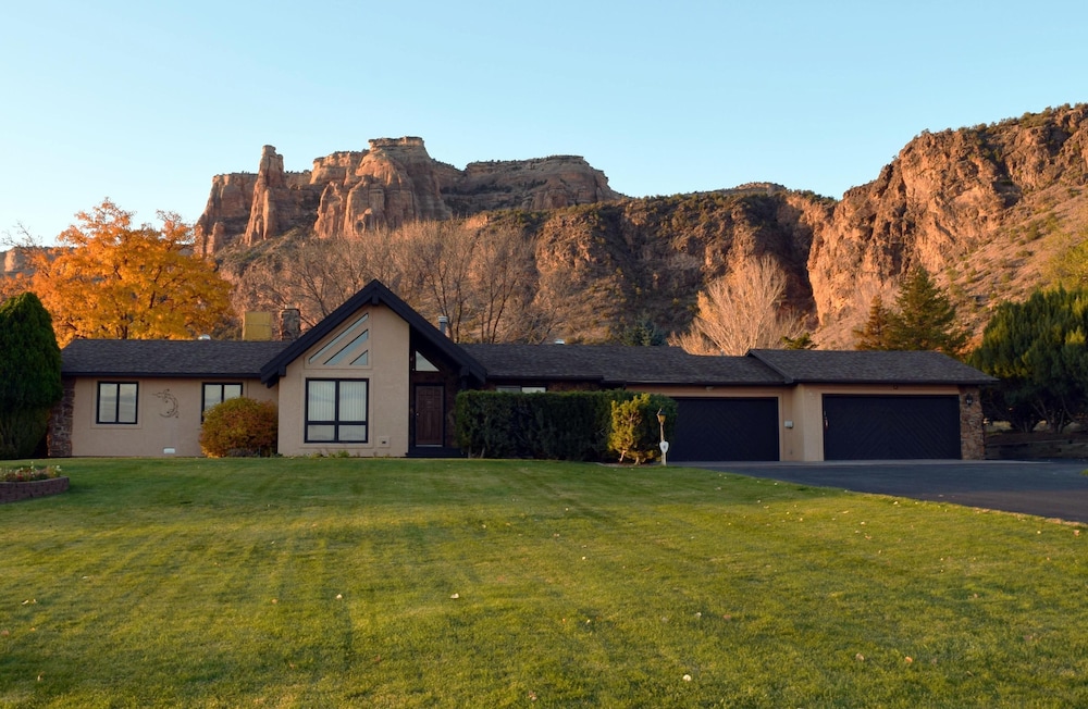 Views+, Spacious Home, Hot Tub, Ski/Hike/Golf, base of the CO Nat'l