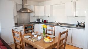 Iron/ironing board, free WiFi, linens