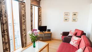 Iron/ironing board, free WiFi, linens