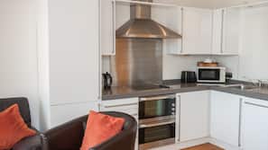 Full-sized fridge, oven, hob, dishwasher