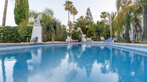 2 outdoor pools