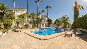 2 outdoor pools