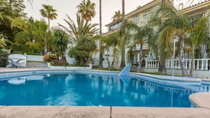 2 outdoor pools