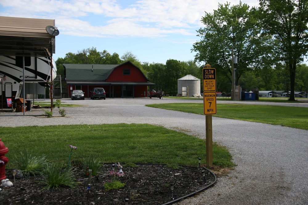 THE MEDIUM CABIN (2) at Coy & Wilma's Campsites + Cabins Rend Lake