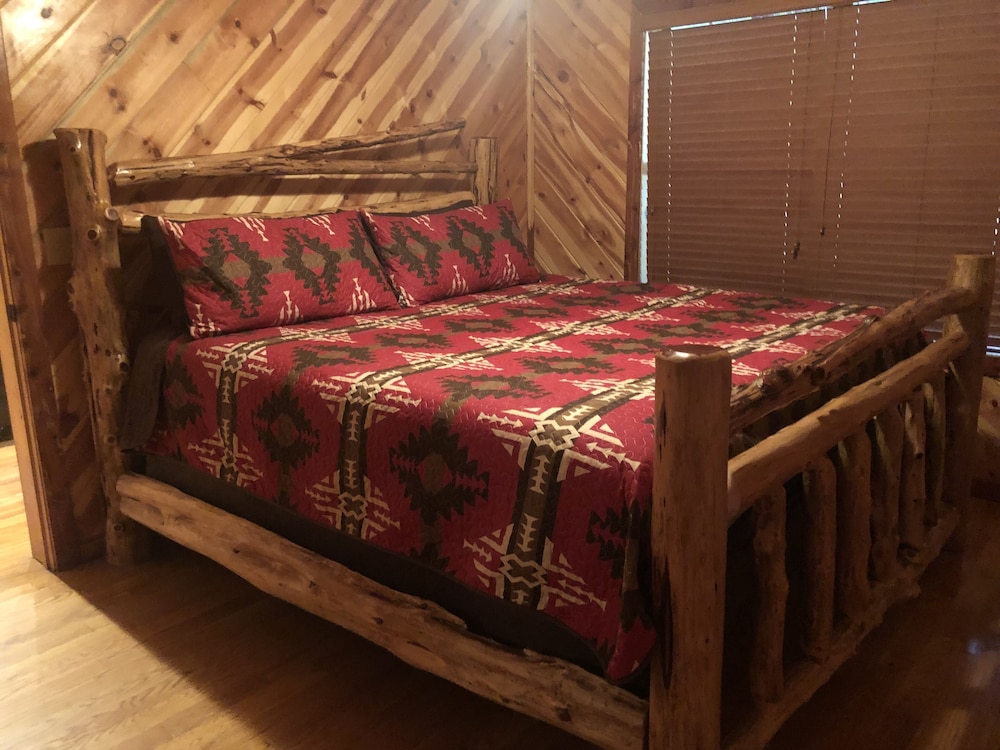 Honey Hole Cabin Is Located On The Carson Creek Rd Minutes To The Lake In Idabel Hotel Rates Reviews On Orbitz