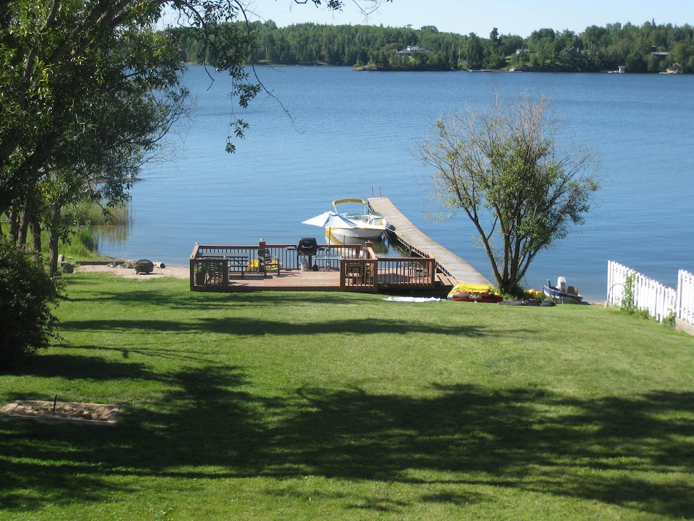 2024 calendar now open! Beachfront Lake of the Woods Kenora w/ boat