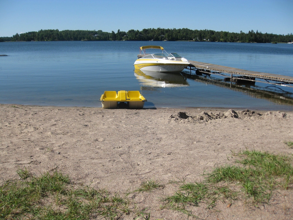 2024 calendar now open! Beachfront Lake of the Woods Kenora w/ boat