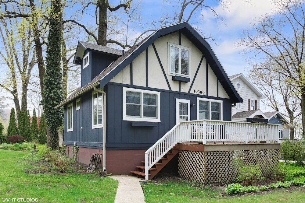 Private Beach, Sleeps 8, dog friendly. Steps to the Beach. Gordon