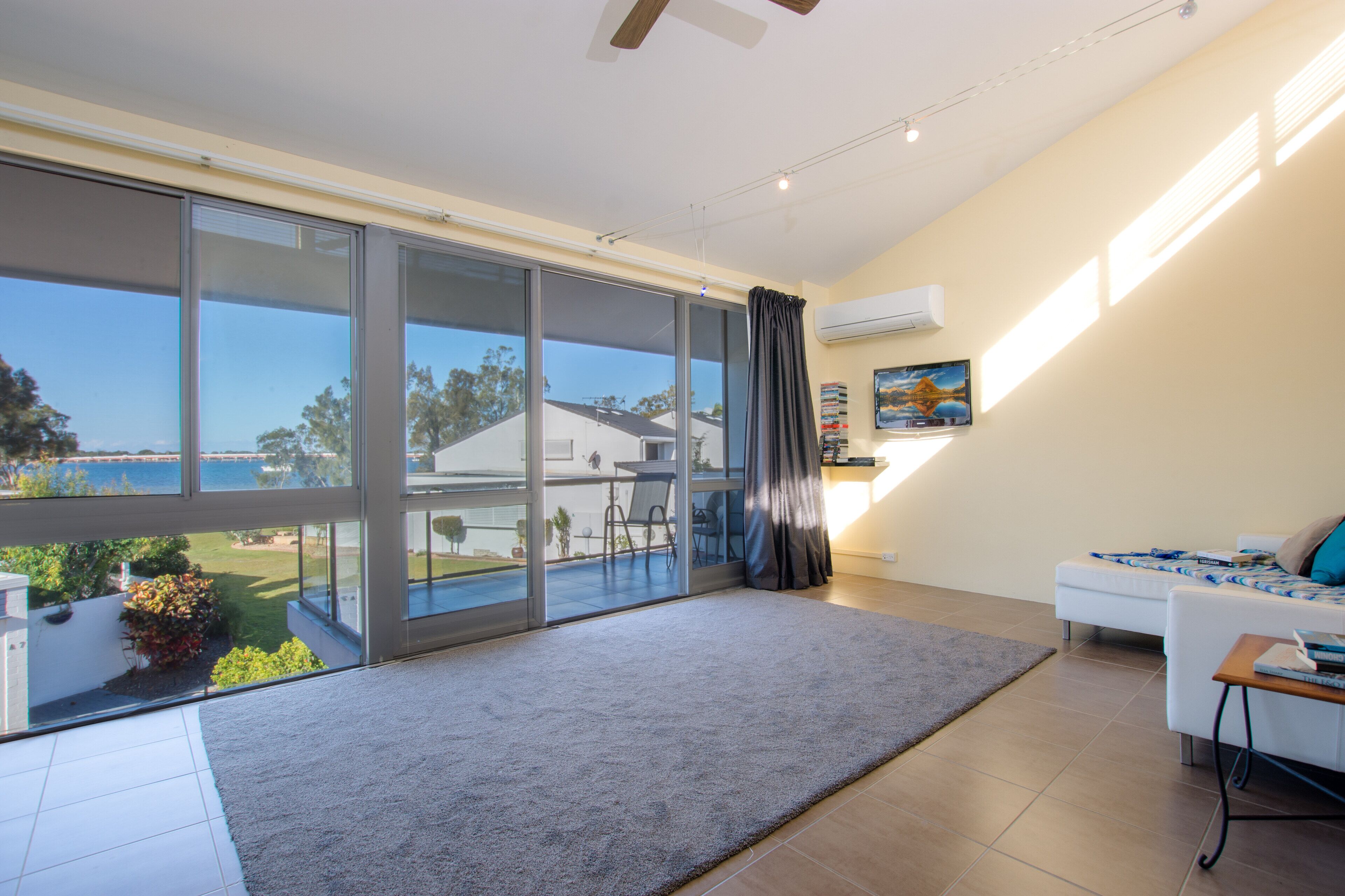 Island View: Family friendly waterfront townhouse