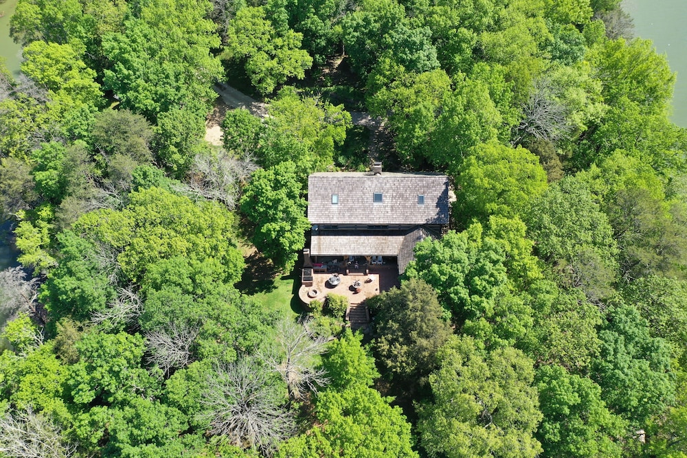 Luxury Log Home. Douglas Lake Estate. 40 acres with only 2 homes.