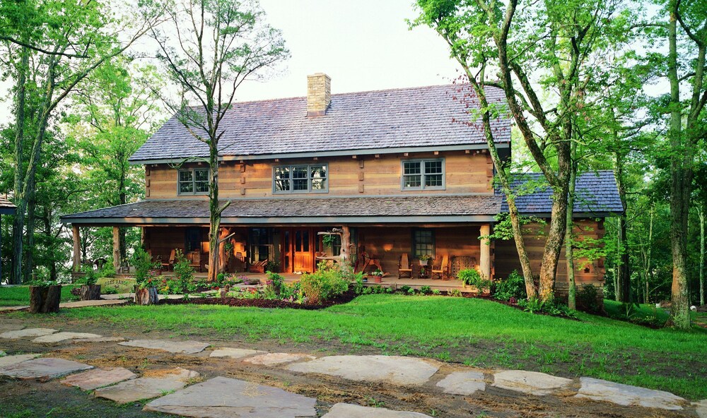 Luxury Log Home. Douglas Lake Estate. 40 acres with only 2 homes.