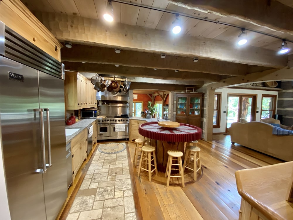 Luxury Log Home. Douglas Lake Estate. 40 acres with only 2 homes.