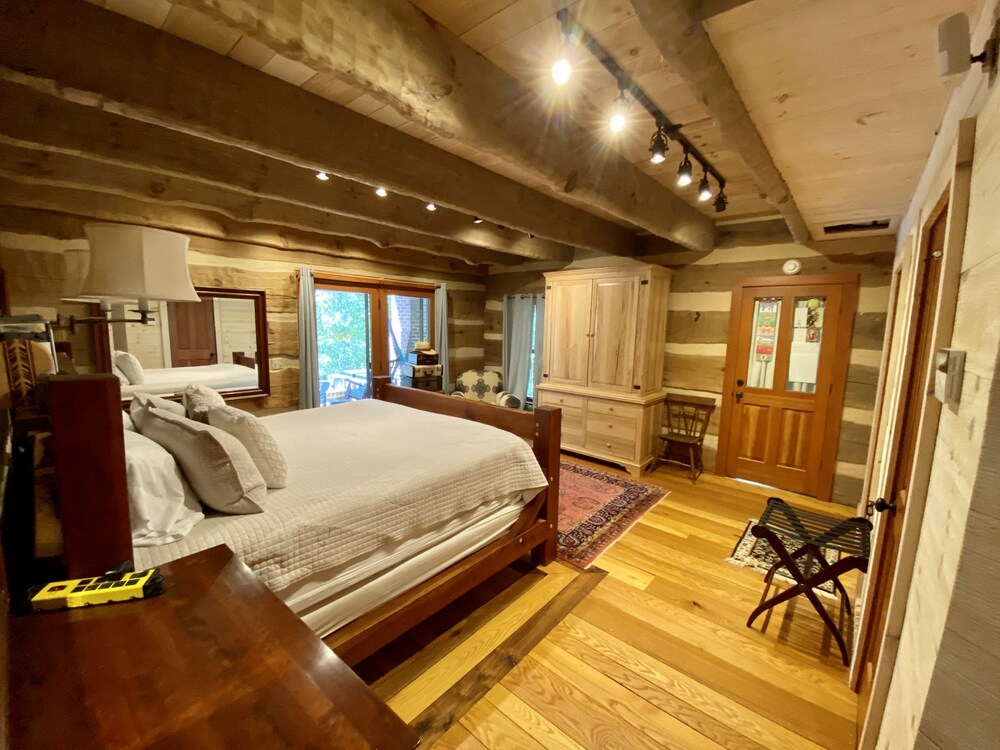 Luxury Log Home. Douglas Lake Estate. 40 acres with only 2 homes.