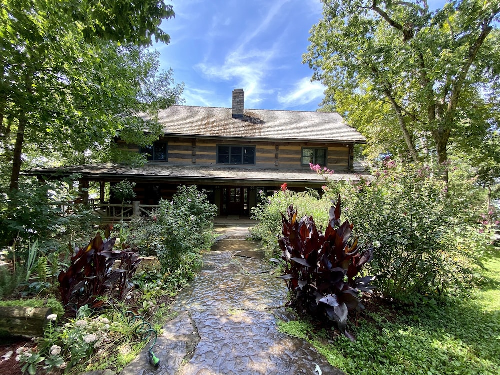 Luxury Log Home. Douglas Lake Estate. 40 acres with only 2 homes.