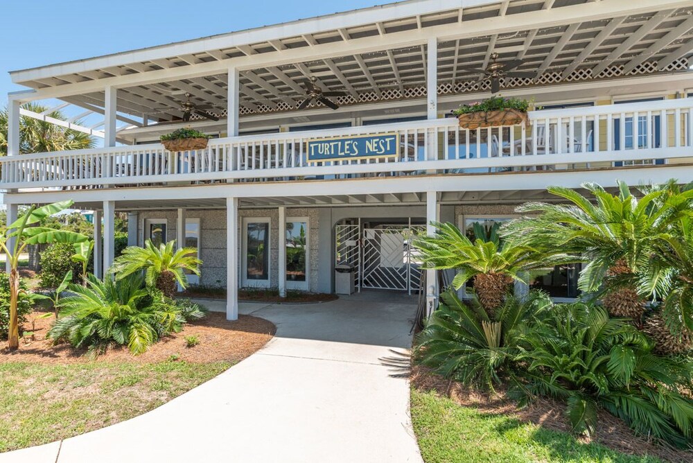 Beach-Chic Cottage with creek views and Golf Cart