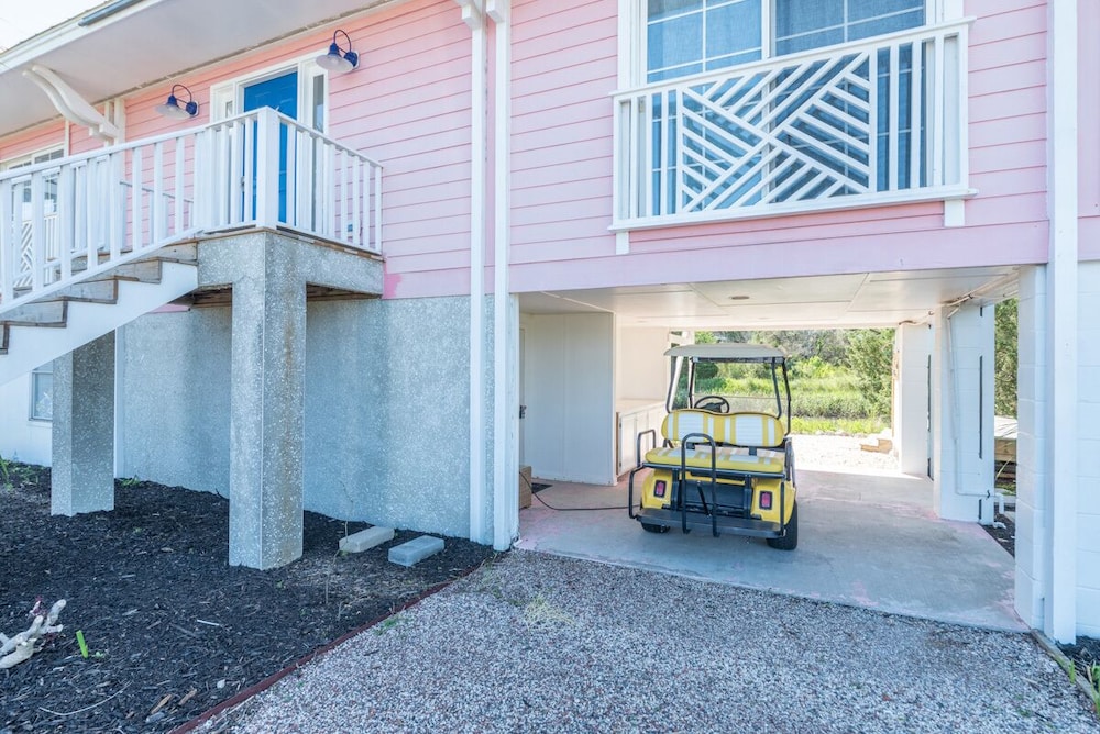 Beach-Chic Cottage with creek views and Golf Cart