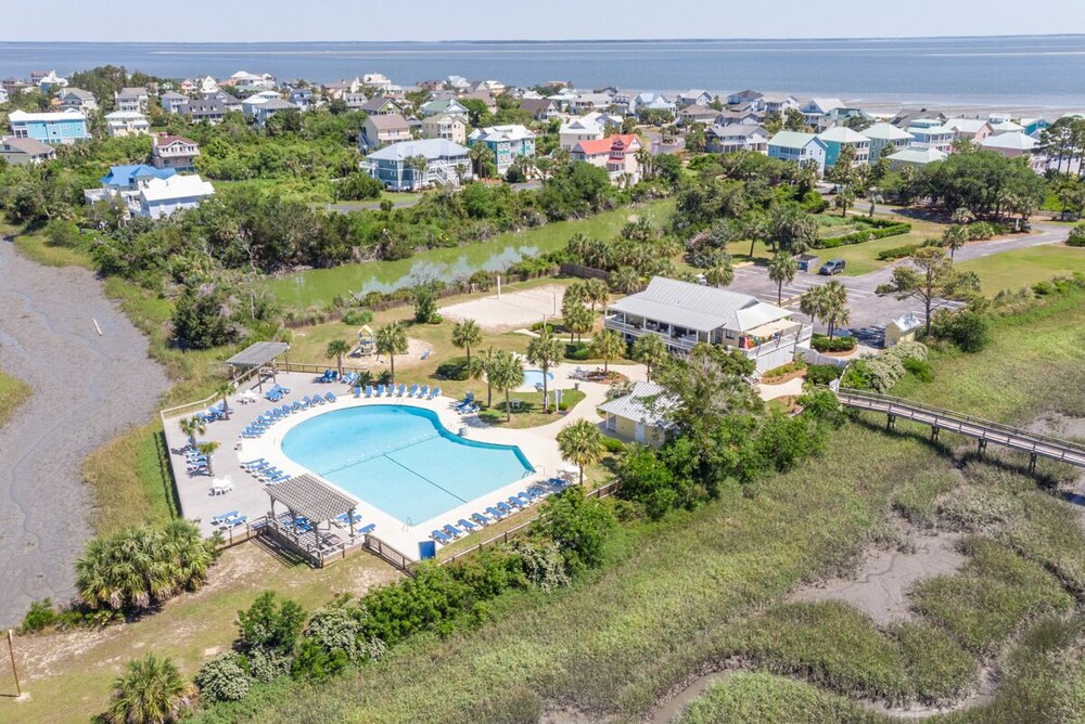 Beach-Chic Cottage with creek views and Golf Cart