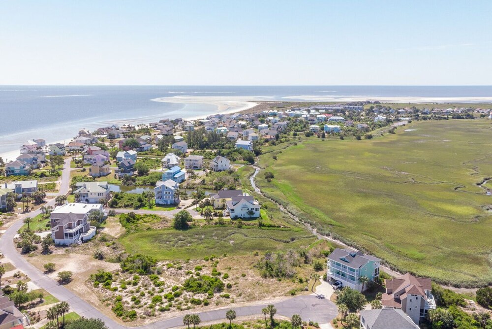 Beach-Chic Cottage with creek views and Golf Cart