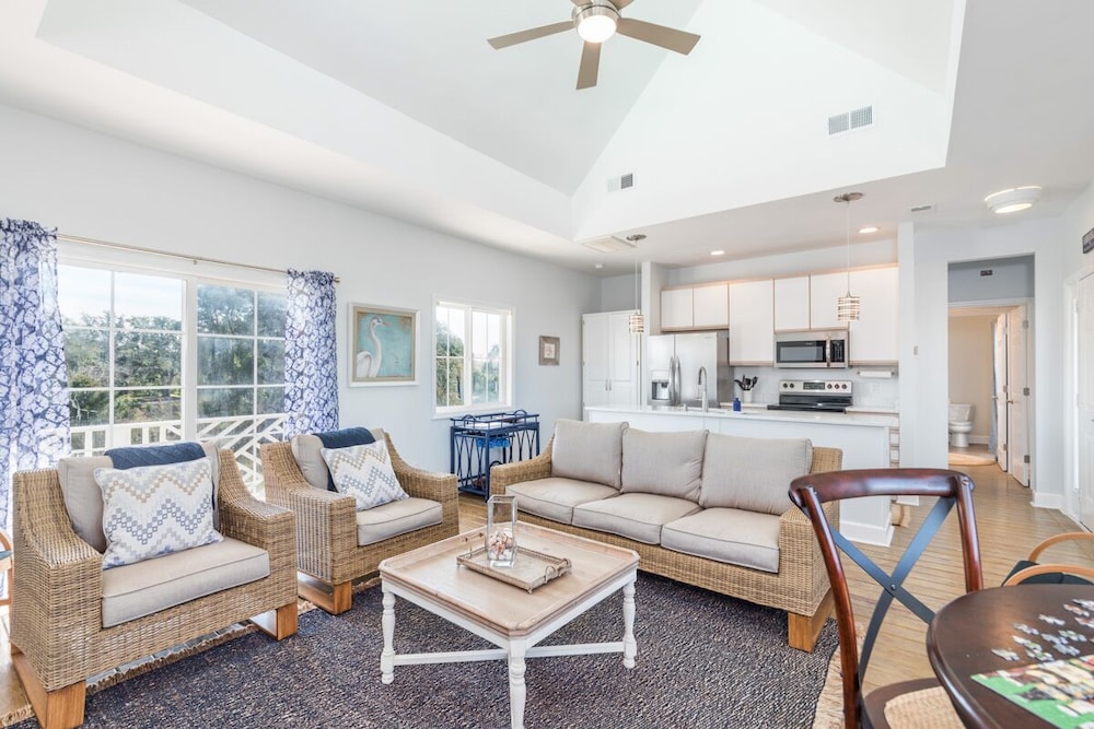 Beach-Chic Cottage with creek views and Golf Cart