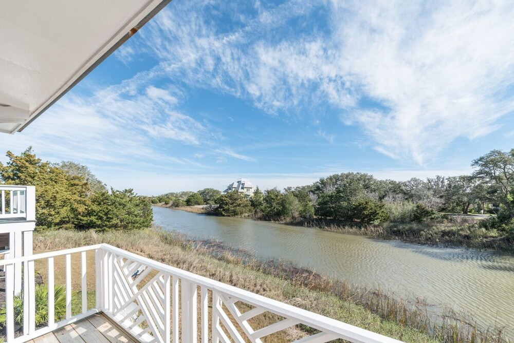 Beach-Chic Cottage with creek views and Golf Cart