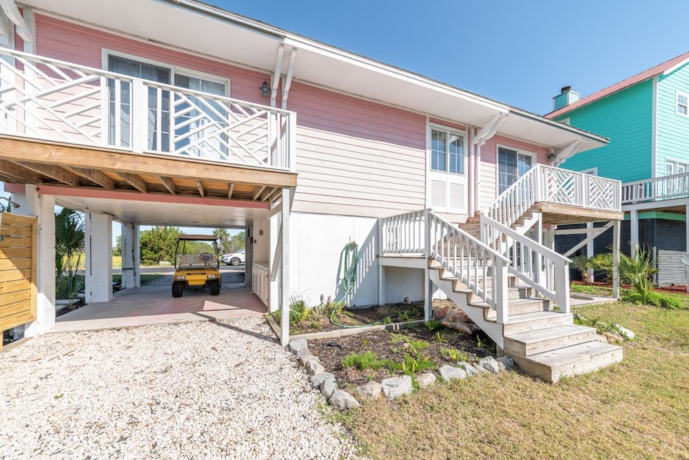 Beach-Chic Cottage with creek views and Golf Cart