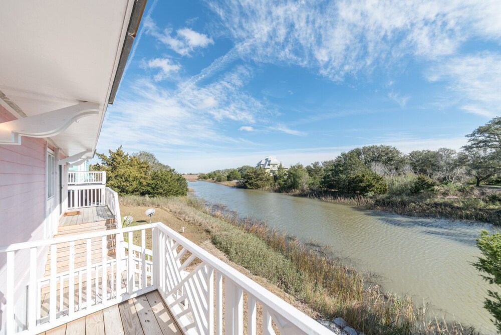 Beach-Chic Cottage with creek views and Golf Cart