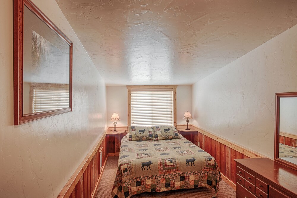 Absaroka Cabin, Sleeps up to 14, 5 Blocks from Yellowstone's West Entrance. West Yellowstone