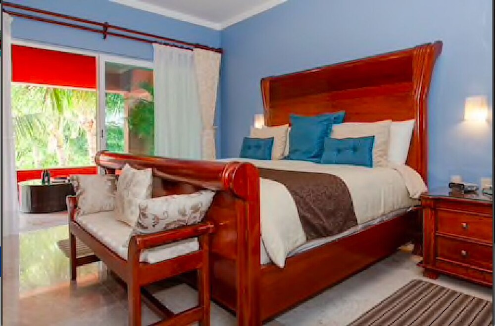 10 bedrooms, 2 luxury Villas Combined To Make The Perfect Home For Your