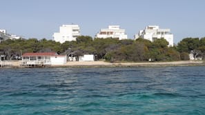 Una spiaggia nelle vicinanze